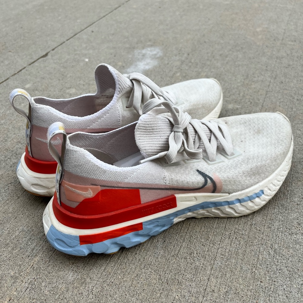 Tennis shoes